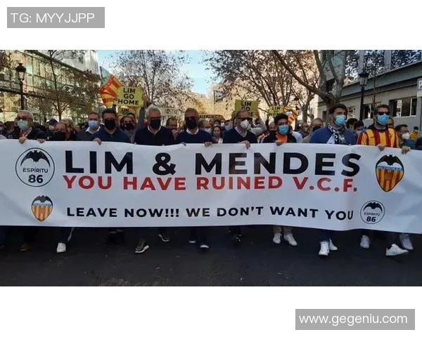 瓦伦西亚主帅下课，球队陷入危机：揭示蝙蝠军团的未来